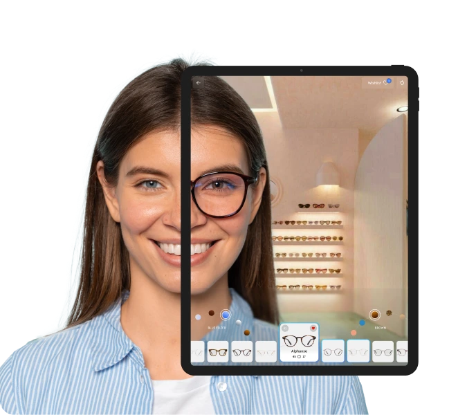 Vue partagée d'une femme utilisant la fonction d'essai virtuel de lunettes, avec un côté de son visage sans lunettes et l'autre côté sur un écran d'iPad portant des lunettes
