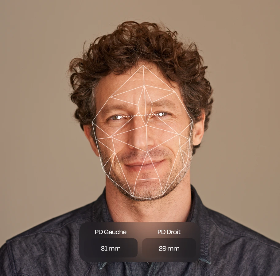 Visage d'un homme avec un quadrillage de cartographie faciale, indiquant la distance pupillaire mesurée pour les yeux gauche et droit en millimètres